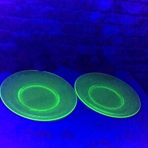 Antique 1930s Anchor Hocking  Uranium Glass Set of Two 8” Spiral Salad P…